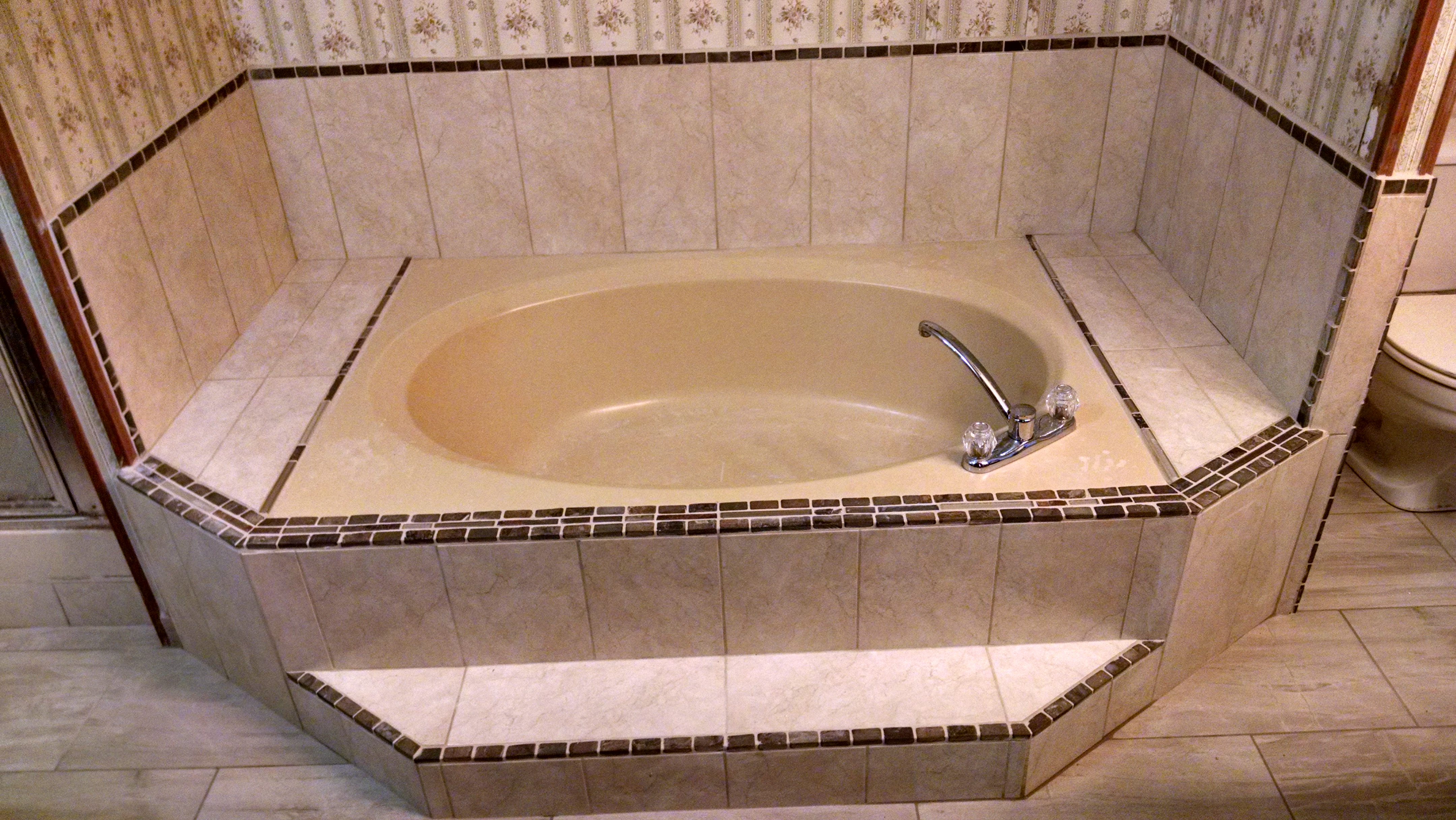 Tiled tub surround with step and borders