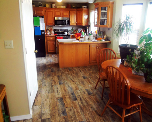 Kitchen floor, tiled with wood look planking tiles